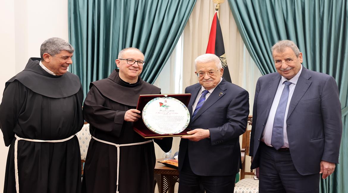 الرئيس محمود عباس، يتسلم دعوة لحضور قداس عيد الميلاد المجيد وفق التقويم الغربي، من حارس الأراضي المقدسة الأب فرنشيسكو يلبو